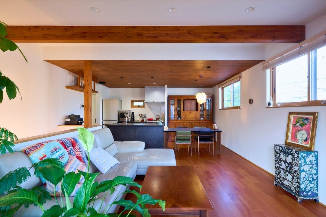 木質感と観葉植物、陽光に満ち溢れる癒しの2階リビングの画像